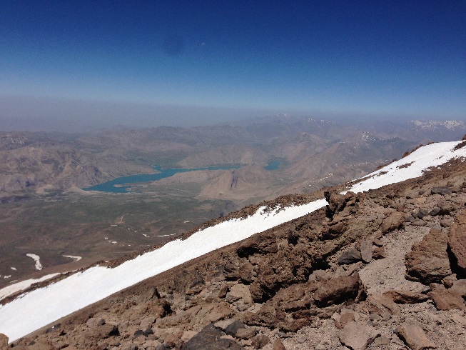 دریاچه سد لار در پای کوه دماوند که در این تصویر قابل رویت است